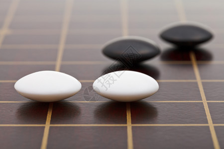 在木板上玩游戏时几颗石头的位置高清图片