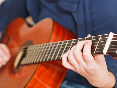 女人在古典音乐吉他里弹奏图片
