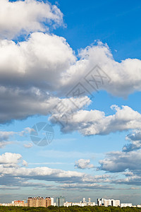 春蓝天空下大白云的城市住宅图片