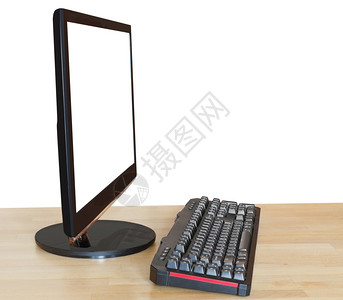带有剪切屏幕和键盘的计算机黑宽屏幕显示的侧边视图在白色背景上孤立的木制表格上键盘背景图片