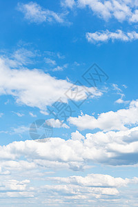 蓝色天空中许多白浮云图片