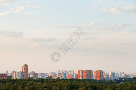 夏天晚上在市街的粉色日落图片