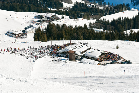 奥地利SaalbachHinterglemm地区山餐馆和下坡滑雪图片