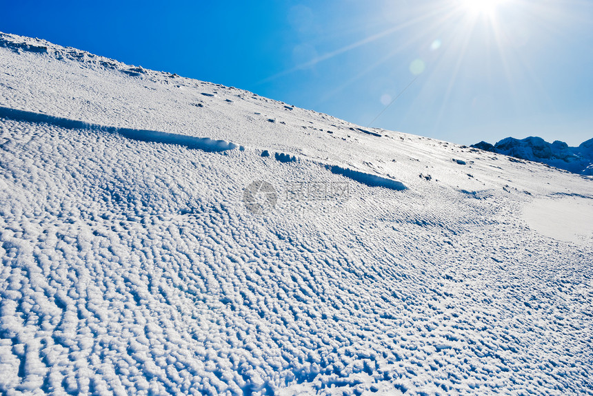 法国摩尔津阿沃里亚兹太阳港地区阿尔卑斯山上蓝色寒雪图片