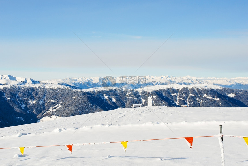 意大利多洛密米特州ValCoardana雪山上地滑区图片