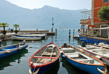 意大利加尔达湖SulGarda镇豪华轿车码头附近船只图片