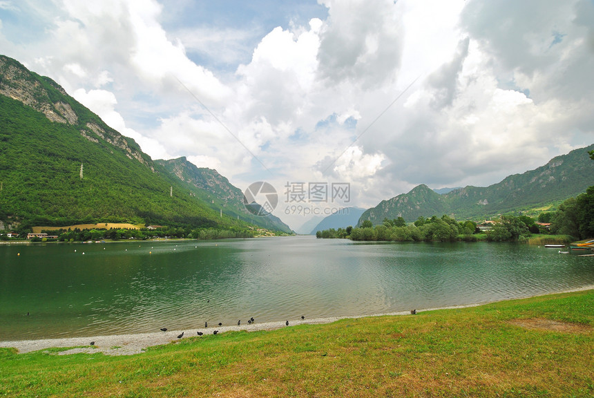 意大利伦巴迪Idro镇Idro湖的Idro视图图片