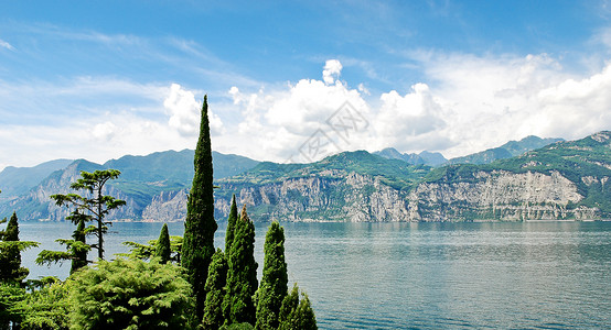 意大利马尔塞辛镇的加达湖全景图片