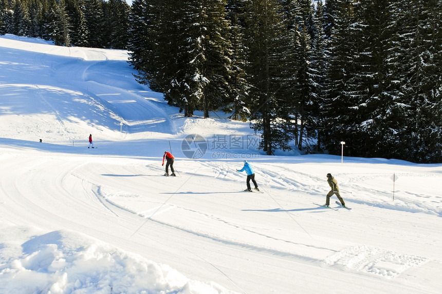 法国莱格茨太阳门地区雪山上的滑雪道图片