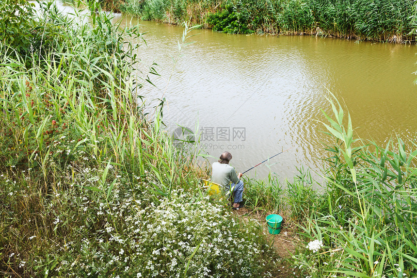 渔民在俄罗斯库班河岸捕鱼图片