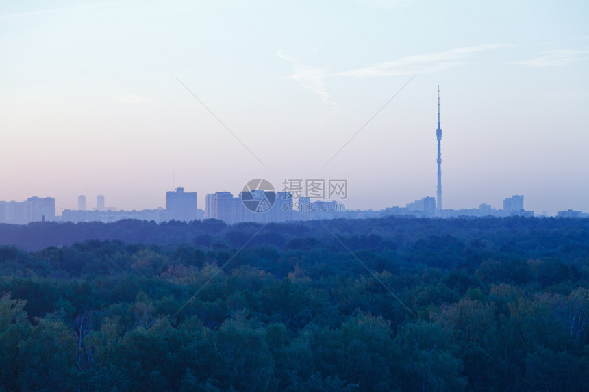 电视塔和城市住宅夏季清晨蓝天莫斯科图片