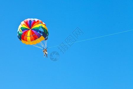 夏日在蓝天降落伞上潜伏的人图片