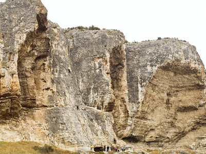Bakhchisarai市附近克里米亚山脉的岩石上攀爬者图片
