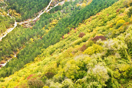 秋天克里米亚山脉的峡谷坡图片