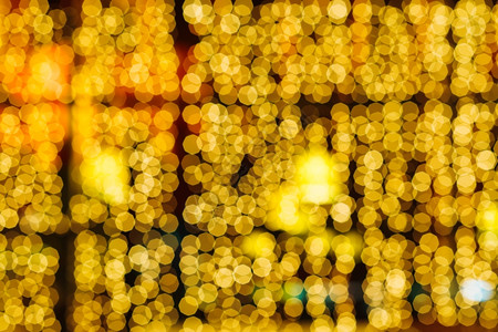 夜间Xmas窗口装饰的黄色模糊灯光图片
