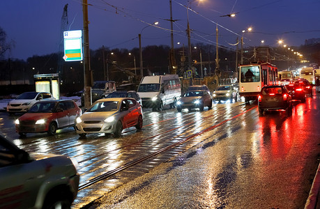 莫斯科雨夜的城市街道图片