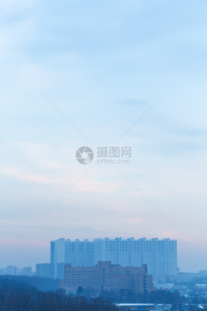 寒冬之夜清蓝的天空笼罩着城市住宅图片