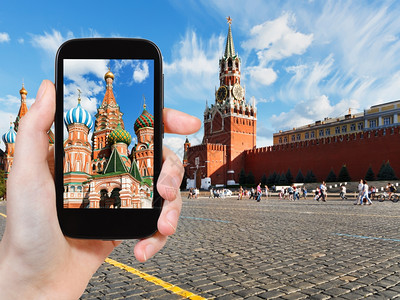 旅行概念俄罗斯莫科红广场夏季日用移动工具拍摄照片的游客图片