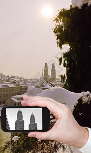 旅行概念瑞士苏黎世市与格罗斯门特教堂塔楼合照的游客图片