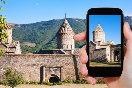 旅行概念游客用智能手机拍摄亚美尼塔特夫修道院圣保罗和彼得教堂的相片图片