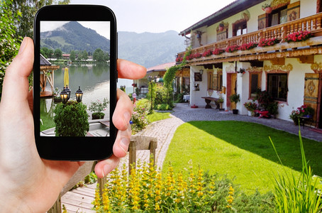 手机竖纹素材旅行概念游客用智能手机拍摄德国巴伐利亚的施西湖背景