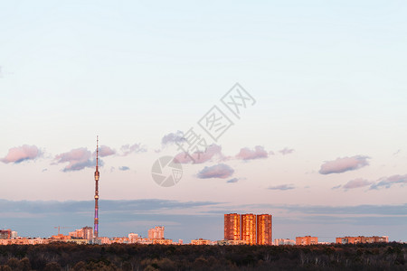 莫斯科粉红春季日落的电视塔和城市建筑图片