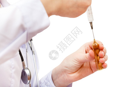 护士填充来自小瓶的注射器孤立在白色背景上图片
