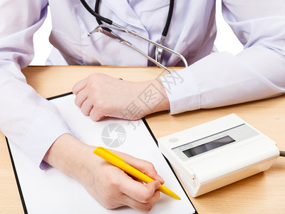 白隔离的预约期间医生测量血压图片
