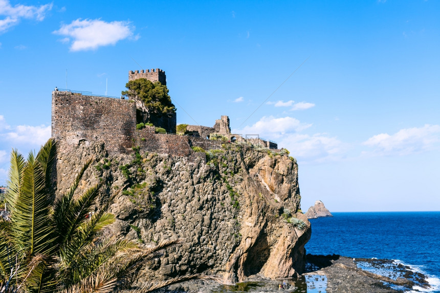 AciCastello镇的CastelloNormanno和意大利西里独眼巨人岛的岩岛图片