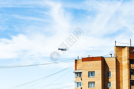 飞机在城市住宅上空飞行图片