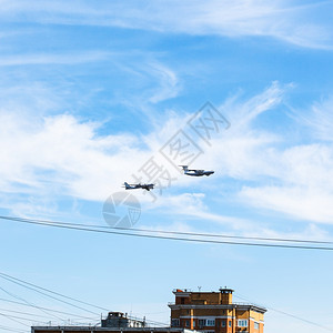 在城市住宅上空有飞机飞行图片