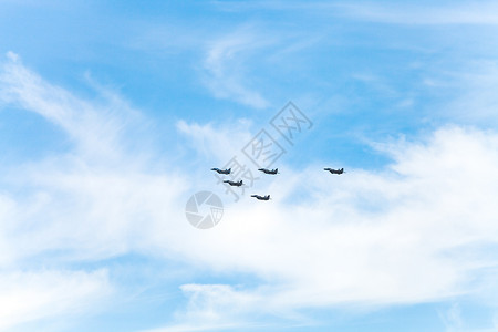 战斗机在蓝天白云中飞行图片