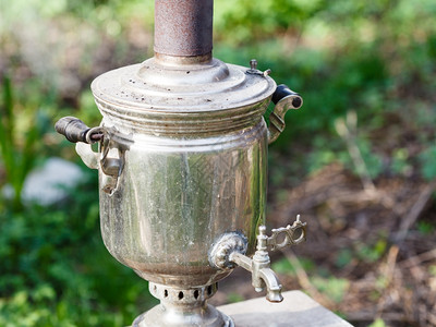 旧钢铁蒸汽后院沸腾的茶壶图片