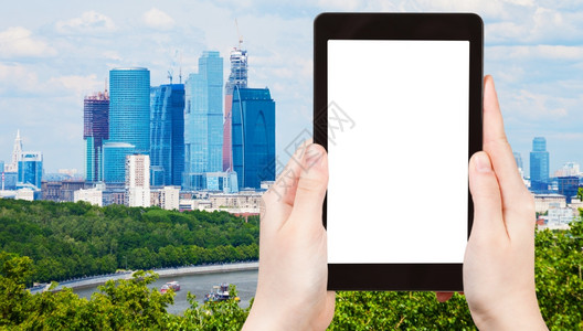 旅行概念旅游摄影城市景象春季在平板电脑上有莫斯科市新建筑用空白广告标志的位置剪掉屏幕背景图片
