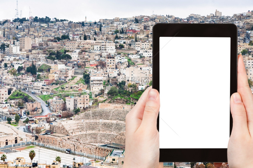 旅行概念约旦安曼市在平板电脑上挂有约旦安曼市旅游照片的天线用空白广告标志的屏图片