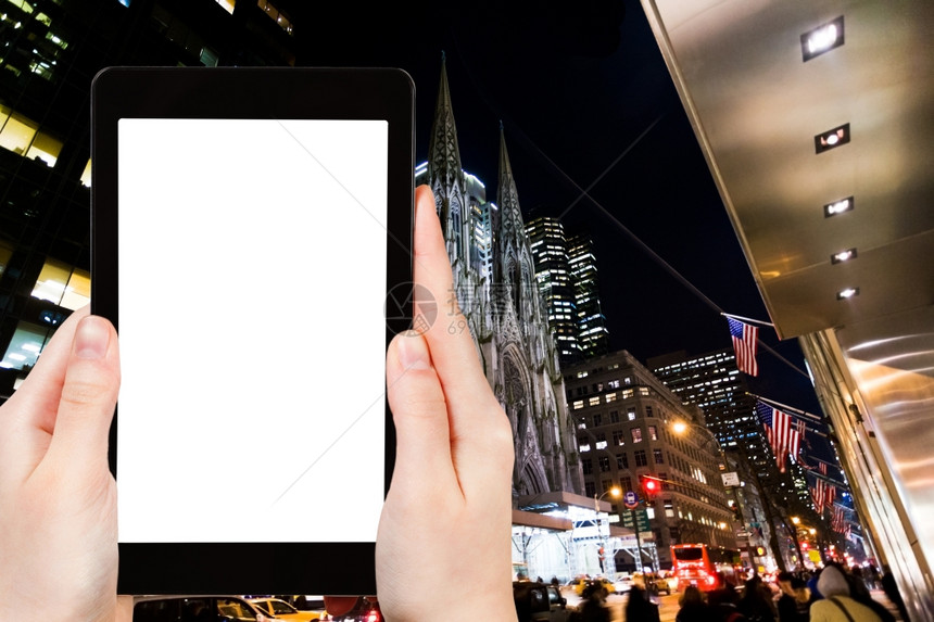 旅行概念夜在平板电脑上拍摄纽约大道的旅游照片用空白广告标志的屏剪图片