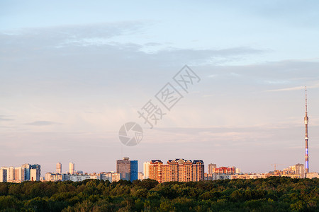 莫斯科暖夏夕阳日落时的城市天际背景图片