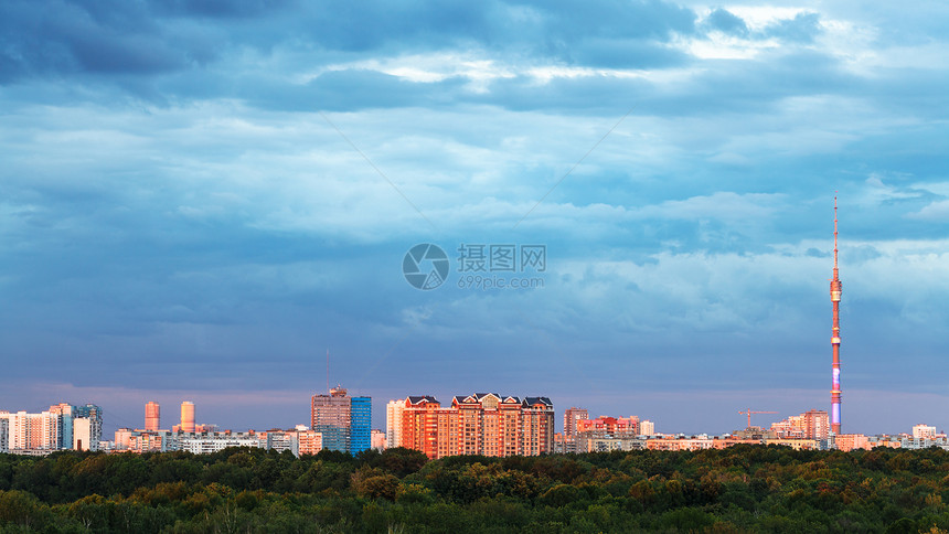 城市全景青蓝厚云由日落小菜照亮图片