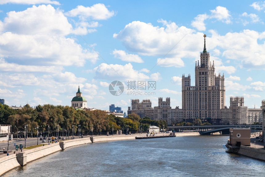 莫斯科天际夏季俄罗斯莫科河MoskvaBolshoyUstinsky桥和Kotelnicheskaya河岸高走廊大楼图片