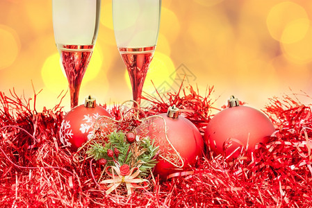 圣诞杯生命两香槟红X马装饰品黄色和紫罗兰模糊的圣诞灯布基背景图片