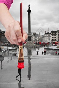花伞手绘雨伞旅行概念雨天在伦敦Trafalgar广场行走的人红色伞式油漆刷画手绘背景