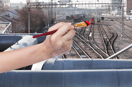 旅行概念手与火车站的红头图片