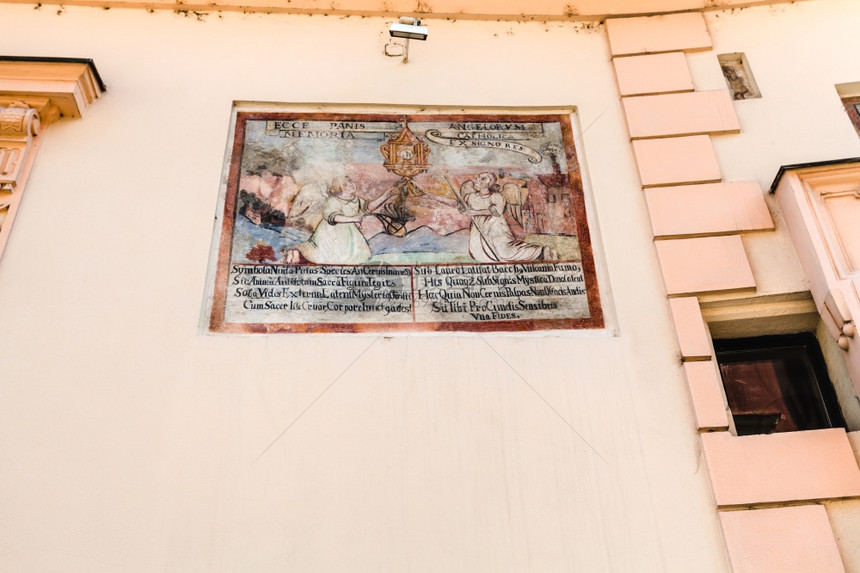 前往布拉迪斯发市布迪斯发Kapitulska街公寓楼墙上的中世纪壁画图片