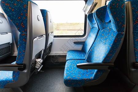二等车厢空座位火车高清图片素材