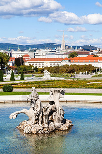 前往维也纳城市喷泉雕塑和奥地利维也纳贝尔韦德雷宫殿下游景图片