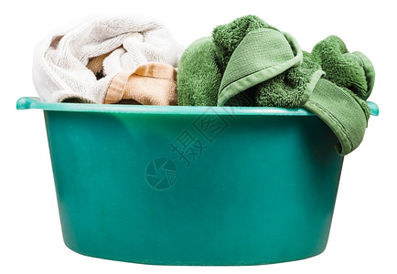 圆绿色塑料洗浴盆的一面白色背景上隔离毛巾图片