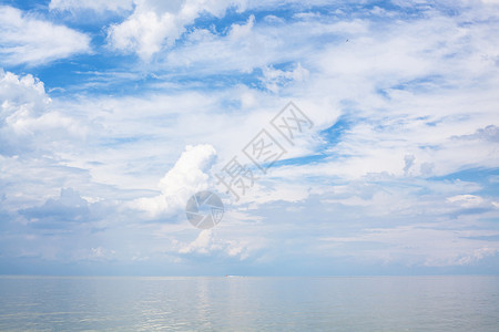 雷克拉玛多云的海岸高清图片
