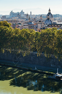 前往意大利旅行从圣天使城堡的首都山边蒂贝尔河和罗马镇的上空图片