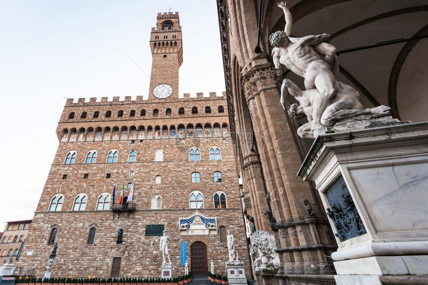 前往意大利旅行 -上午佛罗伦萨市Loggia deiLanzi和市政厅(Palazzo Vecchio)的雕像(Sabine妇女图片