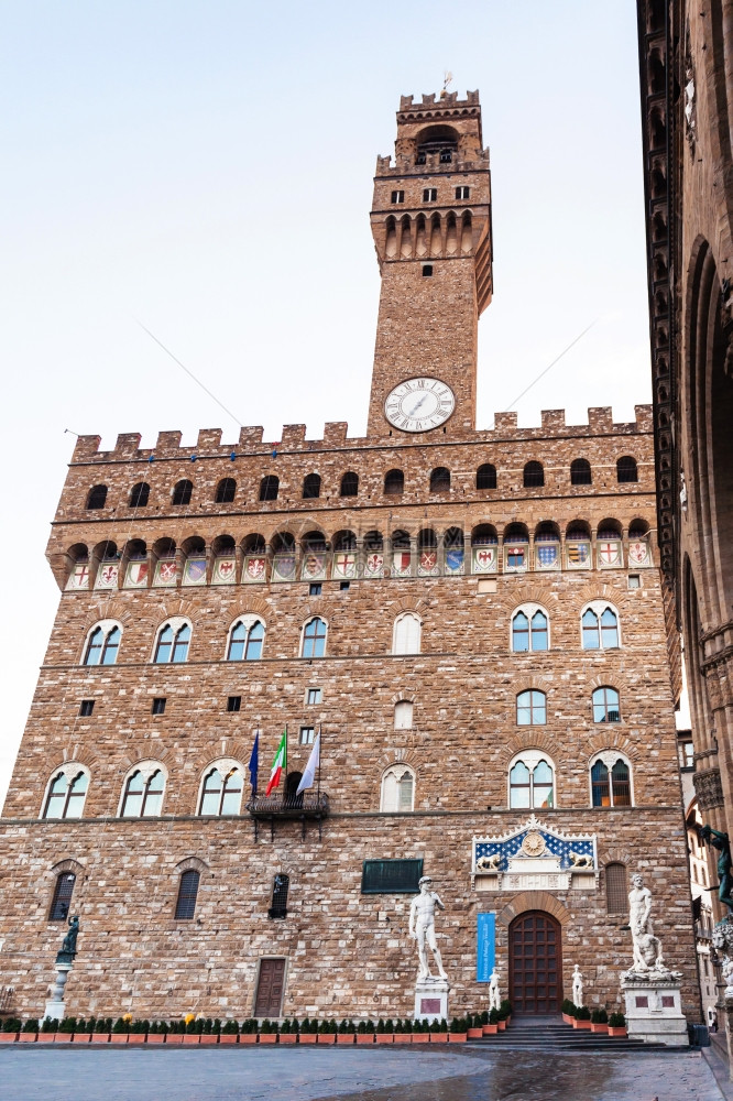 早上佛罗伦萨市的PiazzadellaSignoria的PalazzoVecchio旧宫市政厅的景象图片